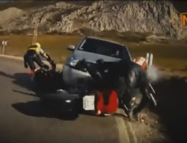 Τυχεροί πάνω στην ατυχία τους! Οδηγός SUV «θερίζει» παρέα μοτοσικλετιστών (βίντεο)